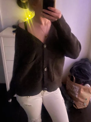 Trendig stickad kofta  - Superfin brun stickad kofta. Mjuk och skön, passar perfekt nu till höst/vinter. Snygg både öppen och knäppt, funkar till jeans, kjol eller över en topp. Mycket bra skick/nytt skick - säljs pga kommer ej till användning