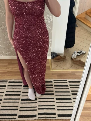 Balklänning - Säljer min fina rosa-glittriga klänning. Köpte den av en tjej på plick men har bestämt mig för en annan klänning💕