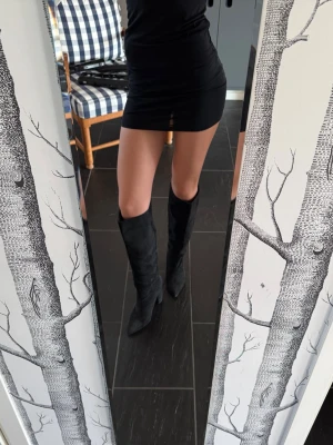 Svarta boots - Supersnygga höga boots från Nelly med 9,5 cm hög klack, perfekta till våren!