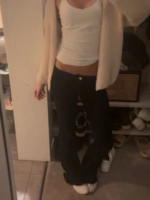 Svarta low waist bootcut jeans - Svarta låga bootcut jeans från Weekday Cheapmonday i storlek 24/32☺️ De är i bra skick men lite urtvättade i färgen! 