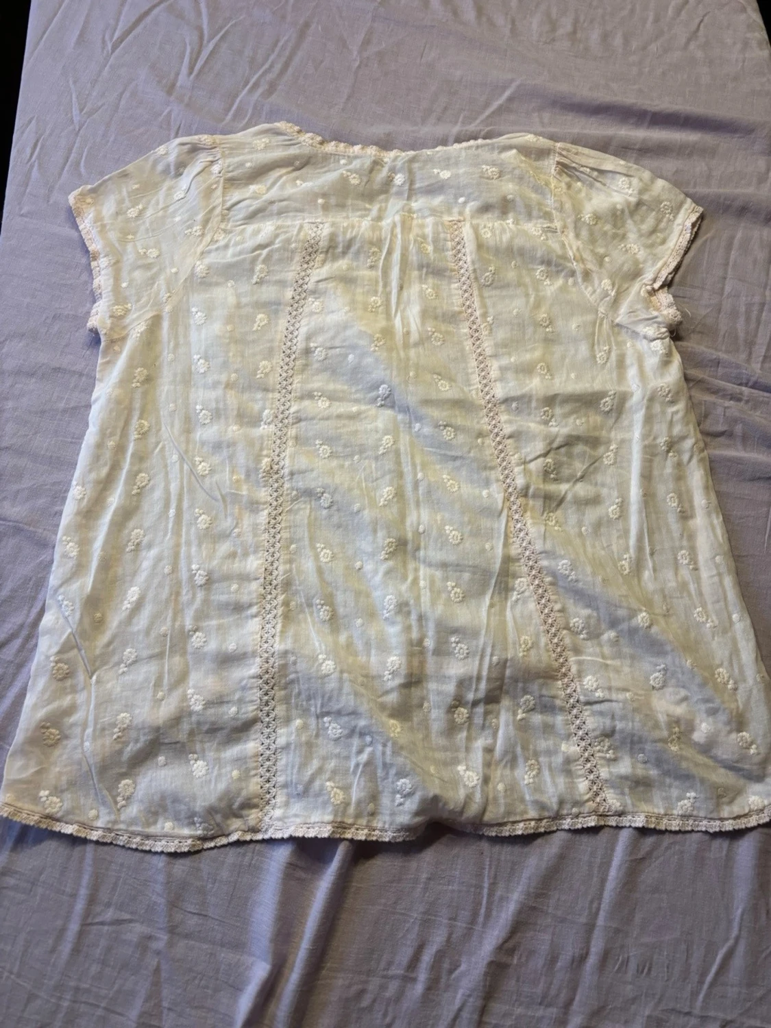 Vit broderad blus med spetsdetaljer - 1