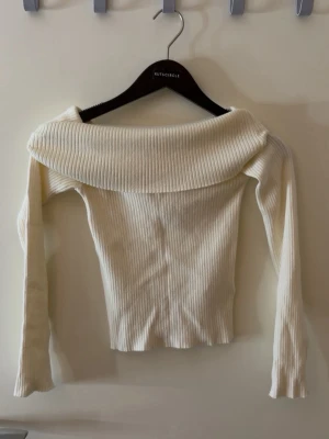 Off shoulder topp H&M - Ribbstickad off shoulder topp från H&M i strl XS 