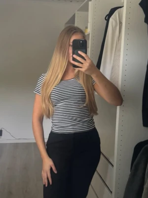 Randig T-shirt  - Använd få gånger, djup i ryggen 