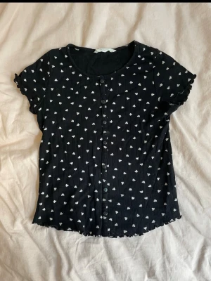 Svart topp med mönster - Söt svart topp, perfekt till sommarn 🍓