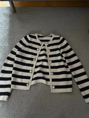 Randig kofta från BikBok XS - Väldigt bra skick. Materialet är ribbat och väldigt skönt. 