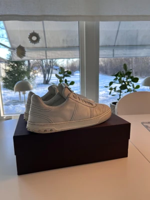 Valentino flycrews - Säljer ett par vita Valentino flycrews i storlek 44. Tre av nitarna har lossnat totalt. Original boxen medföljer självklart. Hör av er om ni har några frågor.