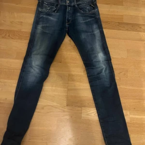 Mörkblå slim fit jeans - Snygga mörkblå slim fit jeans med slitningar och tvättade detaljer på låren och knäna. Klassisk femficksmodell med knappgylf och raka ben. Använda men inga synliga skador 😆🙌‼️ W31 W34