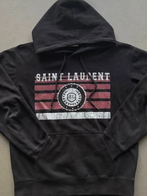 Svart Saint Laurent hoodie - Köpt på vinted vet inte om äkta 