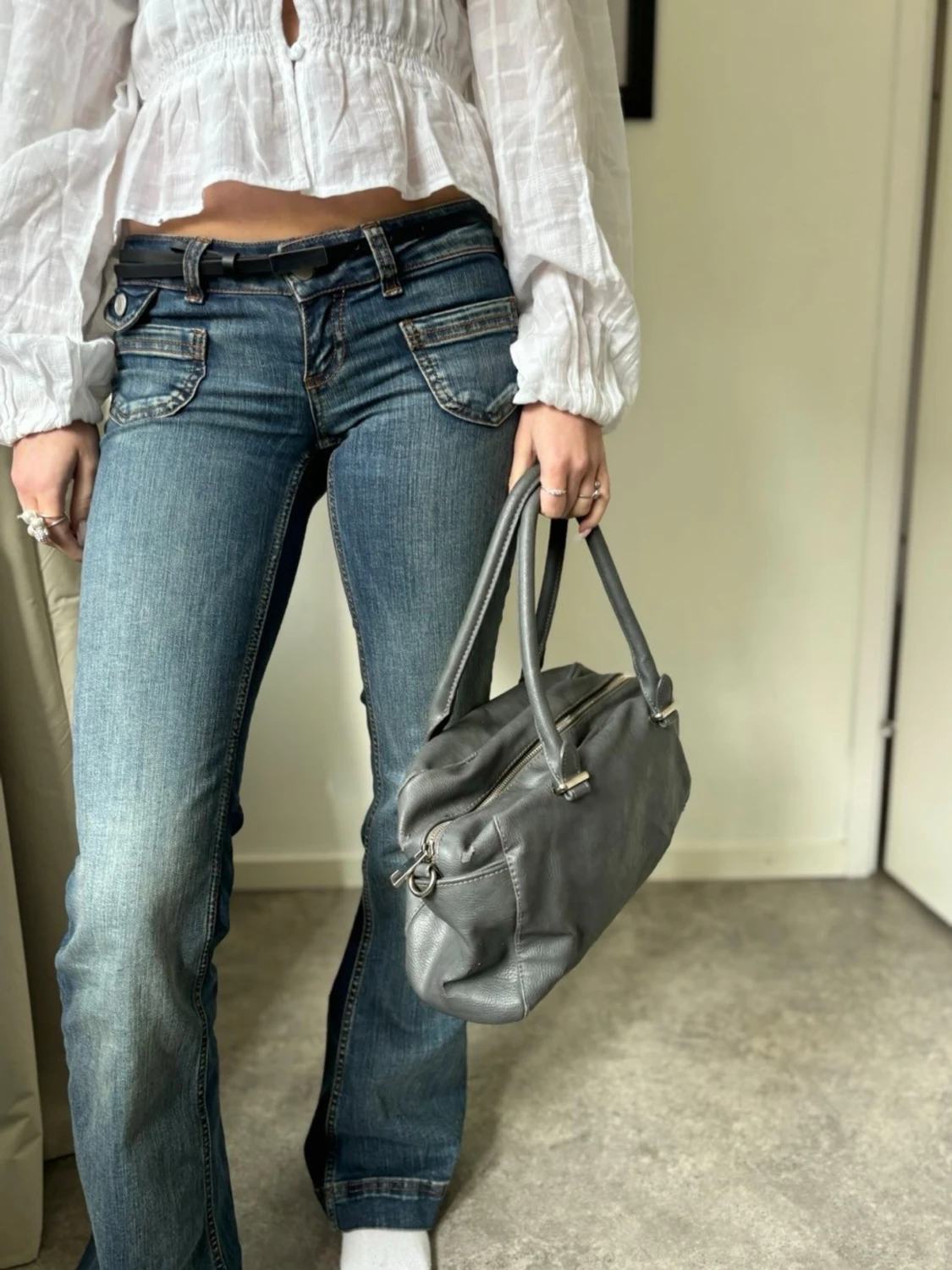 Grå handväska i skinn med dubbla handtag - 1