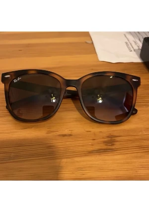 Rayban Solglasögon  - Ett par sköna raybans i bra skick, perfekta nu till sommaren! Liknar boyfriends enligt mig. Kontakta mig vid funderingar/prisförslag! ✌🏽