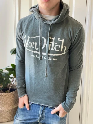 Von Dutch hoodie  - Von Dutch hoodie - hur snygg som helst. Inga defekter! Modellen i bilderna är 180 cm 75 kg och bär Storlek S , Kom med frågor! 🌟 (Kan gå ned i pris vid köp av paket 😉) 