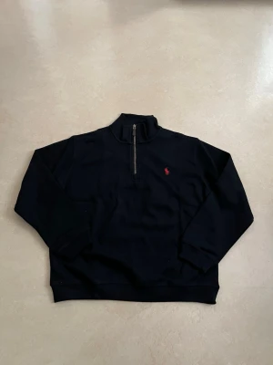 Ralph lauren quarter zip svart storlek medium  - Helt ny Ralph Lauren quarter zip. Klassisk och väldigt efterfrågad modell som passar året runt.  Oanvänd / nyskick Perfekt passform Väldigt populär färg Säljs snabbt  Skickas direkt 📦 Rabatt vid köp av flera plagg.