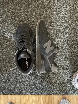 Svarta New Balance sneakers herr - Säljer ett par svarta New Balance sneakers 574 modellen box och allt där till medföljer söker efter en snabb affär kommer rengöras innan frakt!