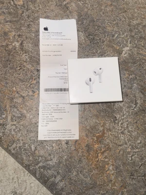 Apple AirPods Pro 3 - AirPods Pro 3 erbjuder aktiv brusreducering, förbättrad ljudkvalitet, bekväm passform, lång batteritid, smart transparensläge och sömlös anslutning till Apple-enheter snabb.