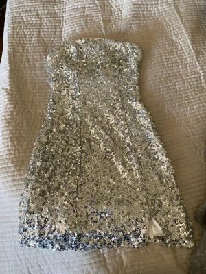 Silvrig paljettklänning från NLY Trend - Axelbandslös kort klänning från NLY Trend😍
