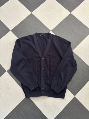 Cardigan - Säljer denna riktigt snygga blå cardigan pga att den blivit för liten. Personen på bilden är ca 175cm. Passar dig som är ca 160-170cm. Skriv vid frågor och funderingar!