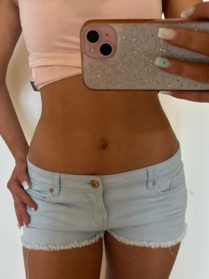 Lågmidjade ljusblå shorts - Supersöta Lågmidjade ljusblå shorts💞 midjemått rakt över: 36. Jag är 168 och det är mina bilder, köp via köp nu direkt eller Swish, kvar tills markerad som såld 💖 