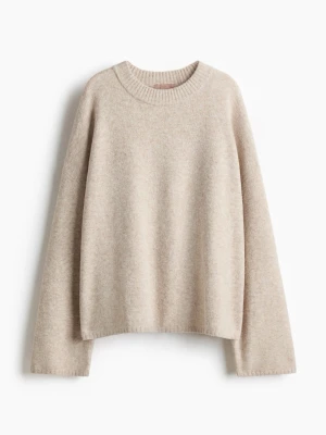 Stickad tröja  - Super fin stickad tröja från H&M som är svårt att få tag på! Den är använt 3 gånger men är lite nopprig annars i jätte bra skick!🤍