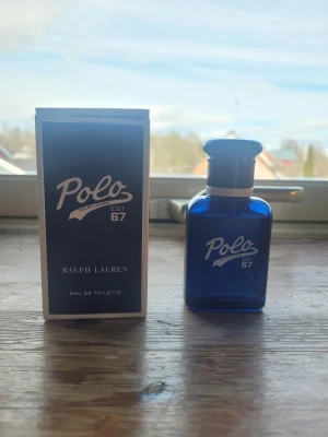 Polo Blue 67 från Ralph Lauren - 38/40ml av Polo 67 av Ralph Lauren. Fräsh, ren doft som håller sjukt långt på huden (jag testade och fick hela ca 19 timmar!)  Originella lådan medföljer och jag skickar samma dag eller senast nästa dag. (Kvitto finns, be om det i så fall) 