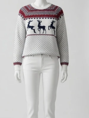 NY OANVÄND vit stickad tröja / jultröja med renmotiv från H&M L.O.G.G, Medium. - Ny och oanvänd vit stickad jultröja från H&M L.O.G.G. med flerfärgat mönster i form av renar och klassiska nordiska motiv. Rund hals och långärmad, perfekt för att maxa julkänslan. Tröjan har ribbade muddar och är riktigt mysig. Storlek Medium men passar troligen någon med Small med. Felfri.