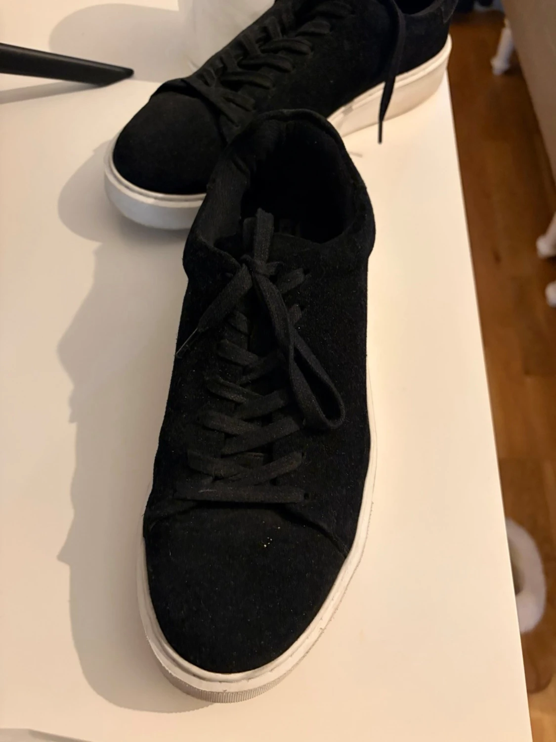 Svarta sneakers med vit sula - 1