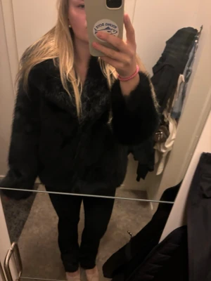 Svart pälsjacka med krage - Säljer denna jätte fina pälsjackan från Gina tricot. Den är helt ny och aldrig använd, säljer då den aldrig kommer till användning. Priset går att diskutera vid snabb affär
