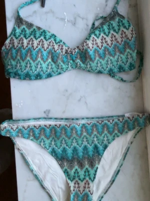Missoni liknande bikini - Säljer min missoni liknande bikini ifrån Lindex, storlek s. Säljer då den inte kommer till användning💗