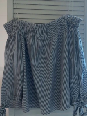 Söt randig topp - Säljer denna jättefina randiga topp från American eagle. Den är i fint skick utan skavanker och är i Storlek M. Säljer då jag har dubbletter.