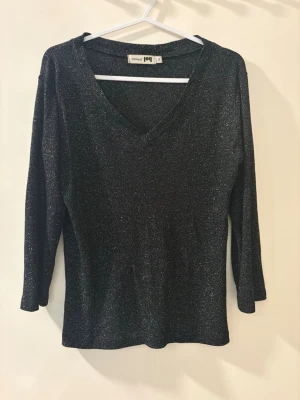 Glittrig topp - Svart glitter topp!
