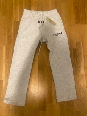 Gråa Essentials byxor  - Gråa Essentials byxor i storleken S, dom är oanvända, bara testade. Super sköna byxor!
