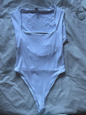 VIT ZARA BODY - så finnn body från Zara med täckande rygg!!🩷🩷 köpt från Sellpy 🩷🩷