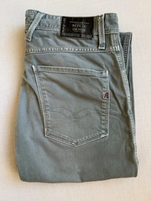 Gröna jeans från Replay Denim - Snygga gröna jeans från Replay med klassisk femficksmodell och diskret broderad logga på bakfickan. Jeansen är tillverkade i ett mjukt bomullstyg som ger en avslappnad look.