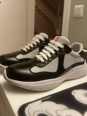 Svarta & vita p”ada cups  - Snygga p”ada sneakers i svart och vitt med vita skosnören. Skorna har en chunky vit sula och röda detaljer på plösen. Perfekta skor för sommaren och våren. Skorna är lite använda men ser nya ut. 