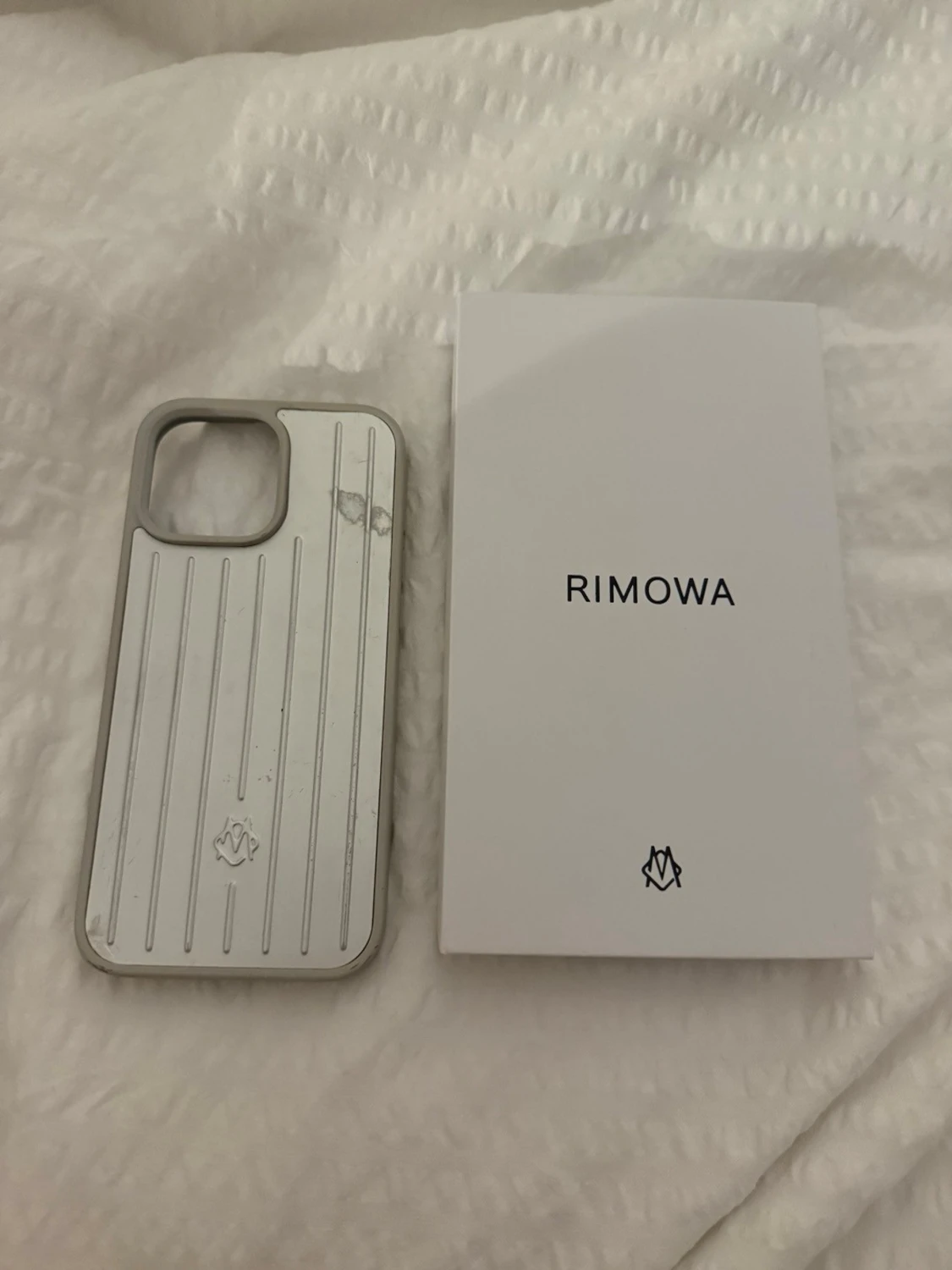 Silverfärgat mobilskal från Rimowa 16 pro Max 