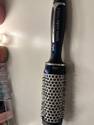Björn Axén värmeborste😚 - Rundborste från Björn Axén Tools med svart handtag och silverfärgad cylinder. Borsten har integrerat joniseringssystem och blå detaljer. Perfekt för styling och volym. Inget friss i håret vid användning. Diamantern är mätt till ca 39 mm.🥰☺️