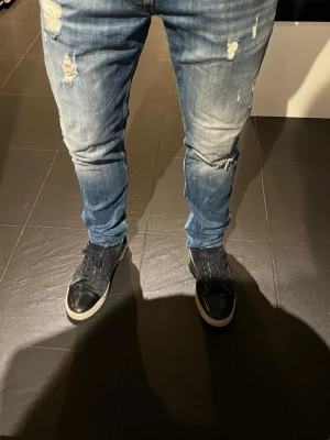 REPLAY ANBASS SÄLLSYNTA Blå slitna jeans med skinny fit - Säljer nu dessa ANBASS i strlk 33 men funkar för 30 med bälte, 8/10 skick pris går att diskuteras 