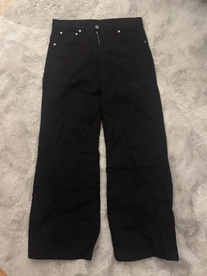 Säljer eller byter Zara jeans - Supersnygga perfekta lågmidjade jeans från zara i mycket bra skick. Säljer eller byter till storlek XS