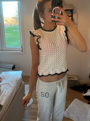 Söt sommartopp - Jag säljer en söt sommartopp med volanger vid axlarna från Lindex i storlek 170, inte så använd så i bra skick💞
