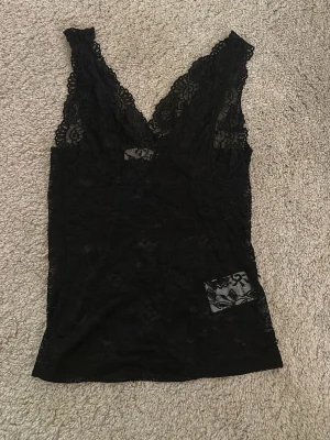 spets linne - säljer detta skit snygga spets linnet som är perfekt för fest eller att ha under en tröja!💕💕
