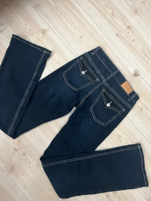 Mörkblå bootcut jeans med kontrastsömmar - Säljer ett par mörkblå jeans från Gina tricot som tyvärr är för stora för mig. Använda en gång. Ny skick.