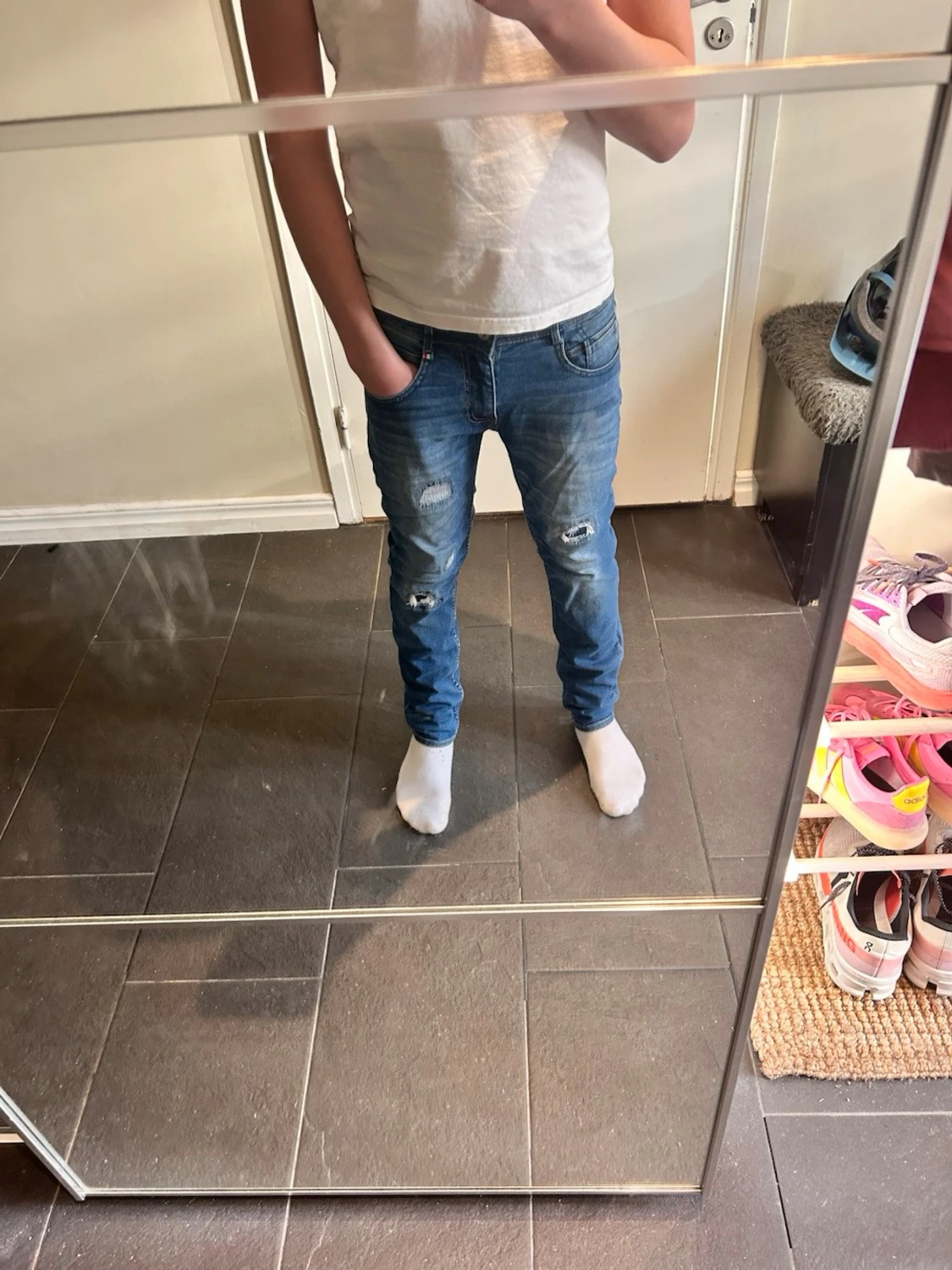 Blå slim fit jeans med slitningar