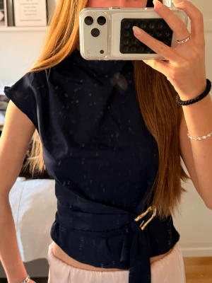 Mörkblå topp med bälte - Mörkblå topp med bälte. Andvänd 2 gånger 