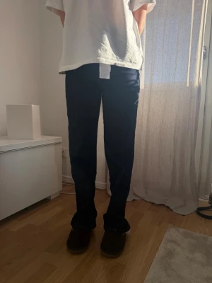 Mörkblå raka jeans med ljusa sömmar - Säljer ett par mörkblåa jeans med sömmar där fram. Helt nya och oanvända med lappen kvar. 