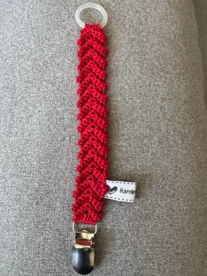 Virkad napphållare - Virkad, röd napphållare, virkad av mig i 100% bomullsgarn med metallclips och silikonring.  Mönsterskapare: animo.design