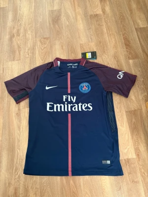 Neymar Jr fotbolls t shirt  - Helt ny i storlek S men passar M/L pris kan diskuteras