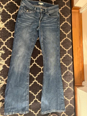 Nya blåa utsvängda jeans från Gina  - Jätte fina helt nya och oanvända jeans som passar till allt 