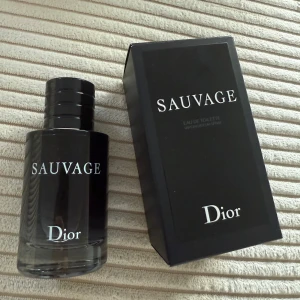 Dior Sauvage Eau de Toilette - Dior Sauvage Eau de Toilette 60 ml oanvänd. Fick som present men tyckte inte om doften. Bara testad. . 