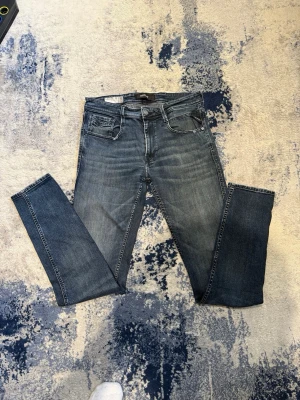 Replay jeans - Säljer ett par Replay Anbass jeans i v'äldigt bra skick. Han på bild är 185cm 77kg. Pris kan diskuteras vid snabb affär! 