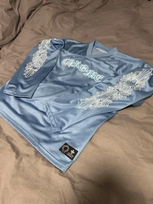 Chrome Hearts UNC Blue Mesh Jersey - Tväääärfet Chrome Hearts UNC Blue Mesh Jersey i sinnessjukt bra skick, väldigt sällsynt och unikt plagg. Aldrig sett någon annan med en liknande men måste tyvärr sälja den då den inte kommer till användning, storlek L, cropped & boxy fit. Statement piece! Hör av er vid frågor/prisförslag! ✌️