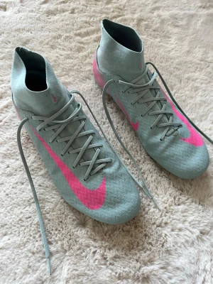 Fotbollsskor Nike - Fotbollskor från Nike. Konstgräs Stl 45 Cm 29 US 11  NIKE AIR ZOOM MERCURIAL VAPOR 16 PRO AG-PRO PRISM - OCEAN CUBE/PINK BLAST
